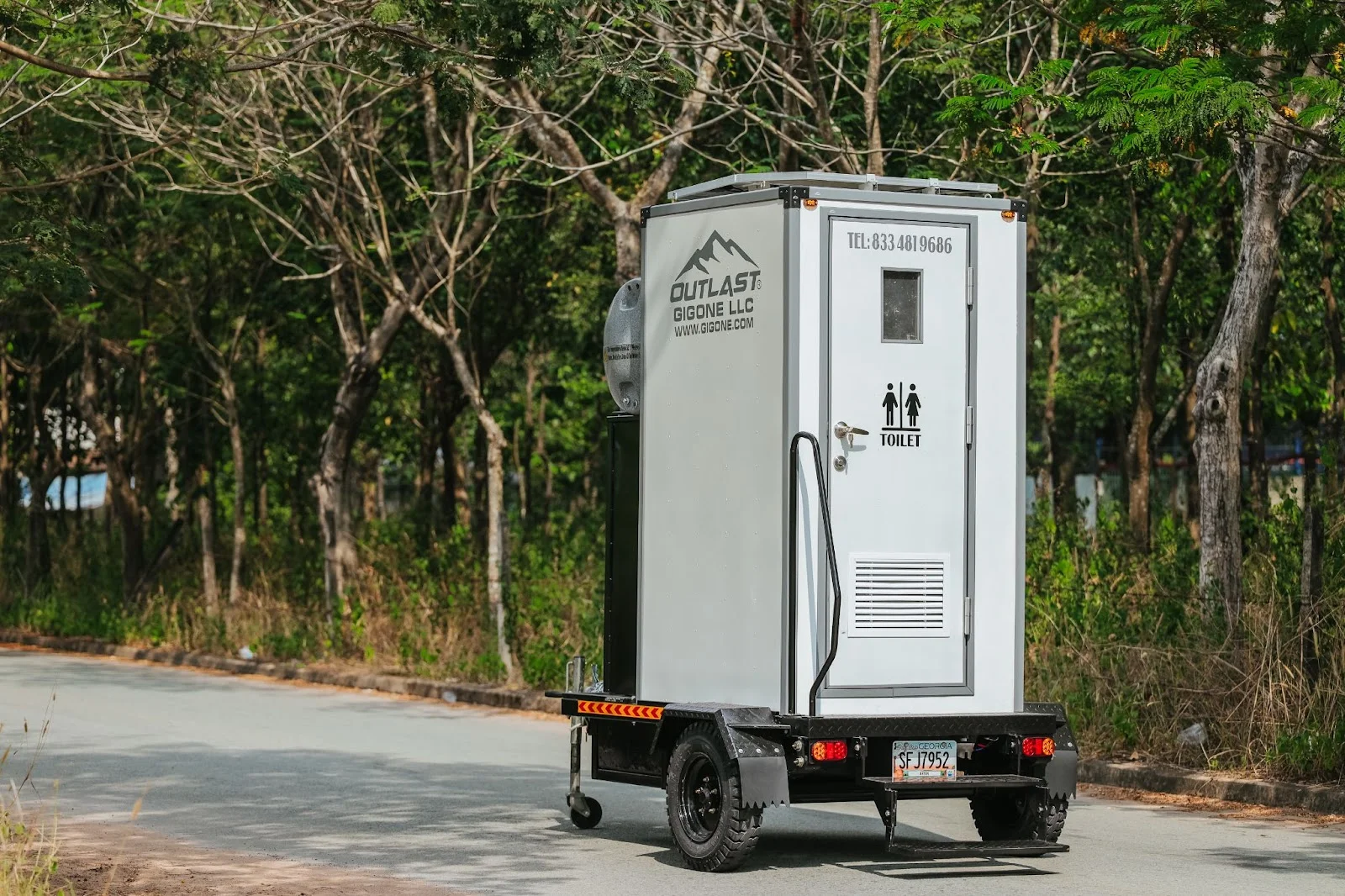 portable restroom,luxury portable restrooms,construction sites,eco-friendly portable restrooms,OSHA Solar panels installed on the roof of an eco-friendly portable restroom.